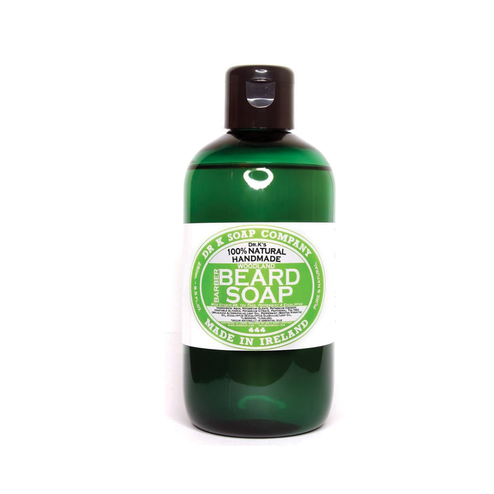 Bottiglia verde di sapone per la barba con etichetta circolare bianca e tappo scuro