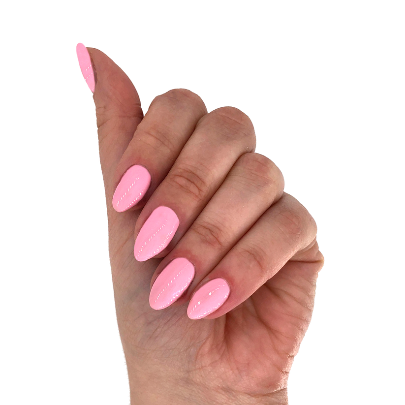 Mano con unghie decorate con smalto gel rosa First Class