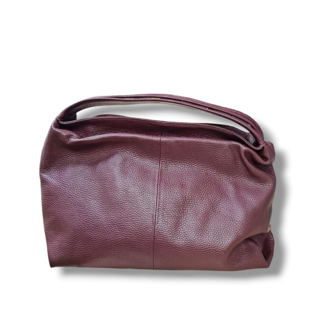 Borsa a spalla in pelle bordeaux, vista laterale con tracolla