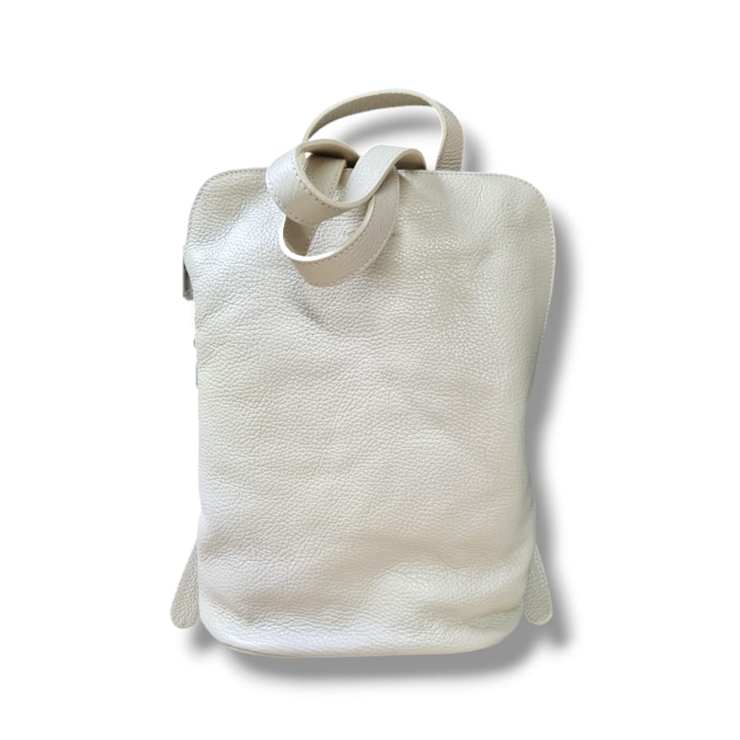 pelletteria veneta pelletteria veneta borsa zaino in pelle panna - foto 1 Borsa zaino in pelle color panna con maniglie e tracolla, vista frontale
