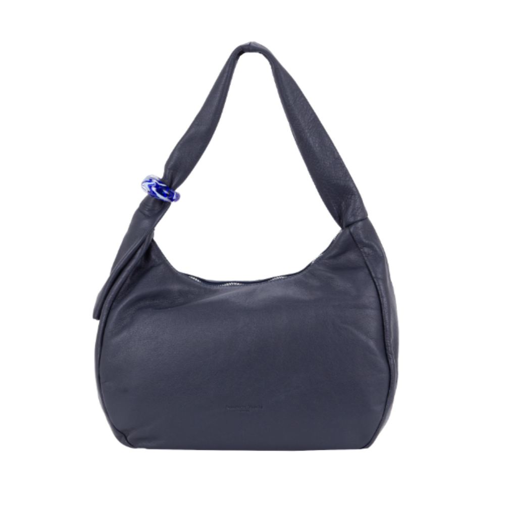 Borsa a spalla media in pelle nera, due manici, fibbia blu, vista frontale