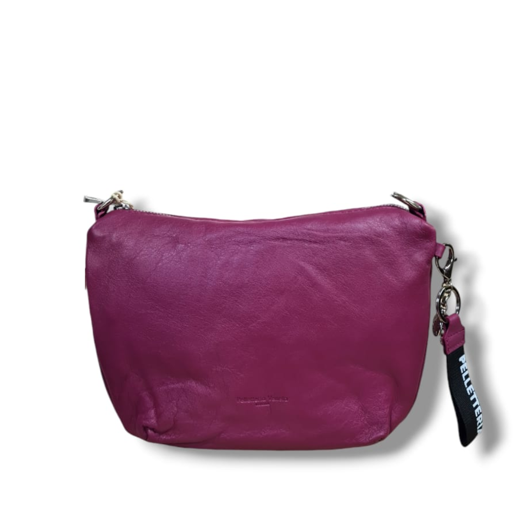 pelletteria veneta pelletteria veneta tracollina in pelle magenta - foto 1 Tracollina in pelle magenta con tracolla regolabile e accessorio pendente