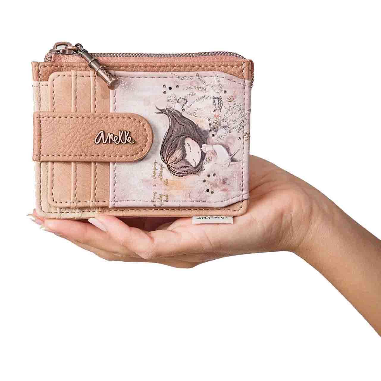 ANEKKE portamonete sintetico rosa tenuto in mano per mostrare le dimensioni