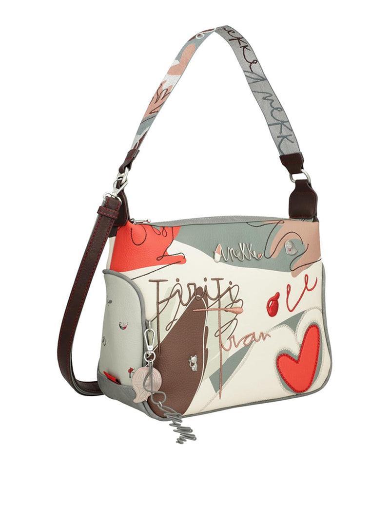 anekke-alma-borsa-a-spalla-40762-136 Borsa a spalla Anekke Alma beige con disegni stilizzati, manico tessuto a righe, vista tre quarti