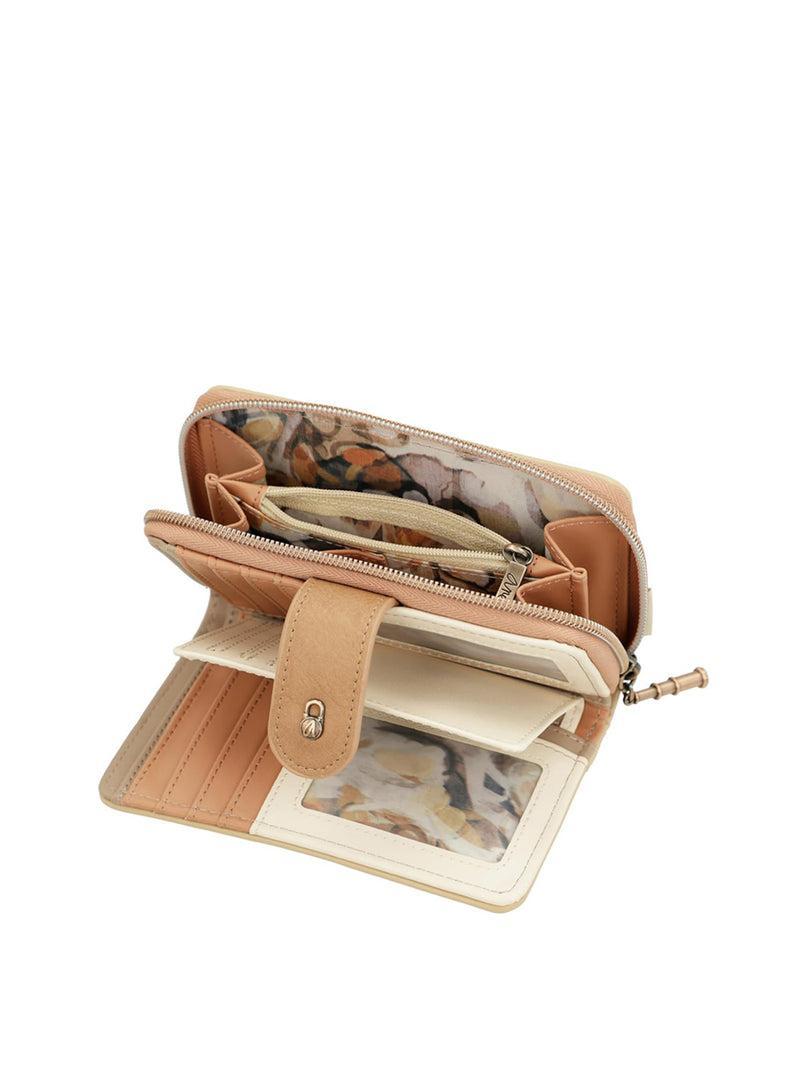 Portafoglio aperto, interno marrone con scomparti, tasche e carte di credito