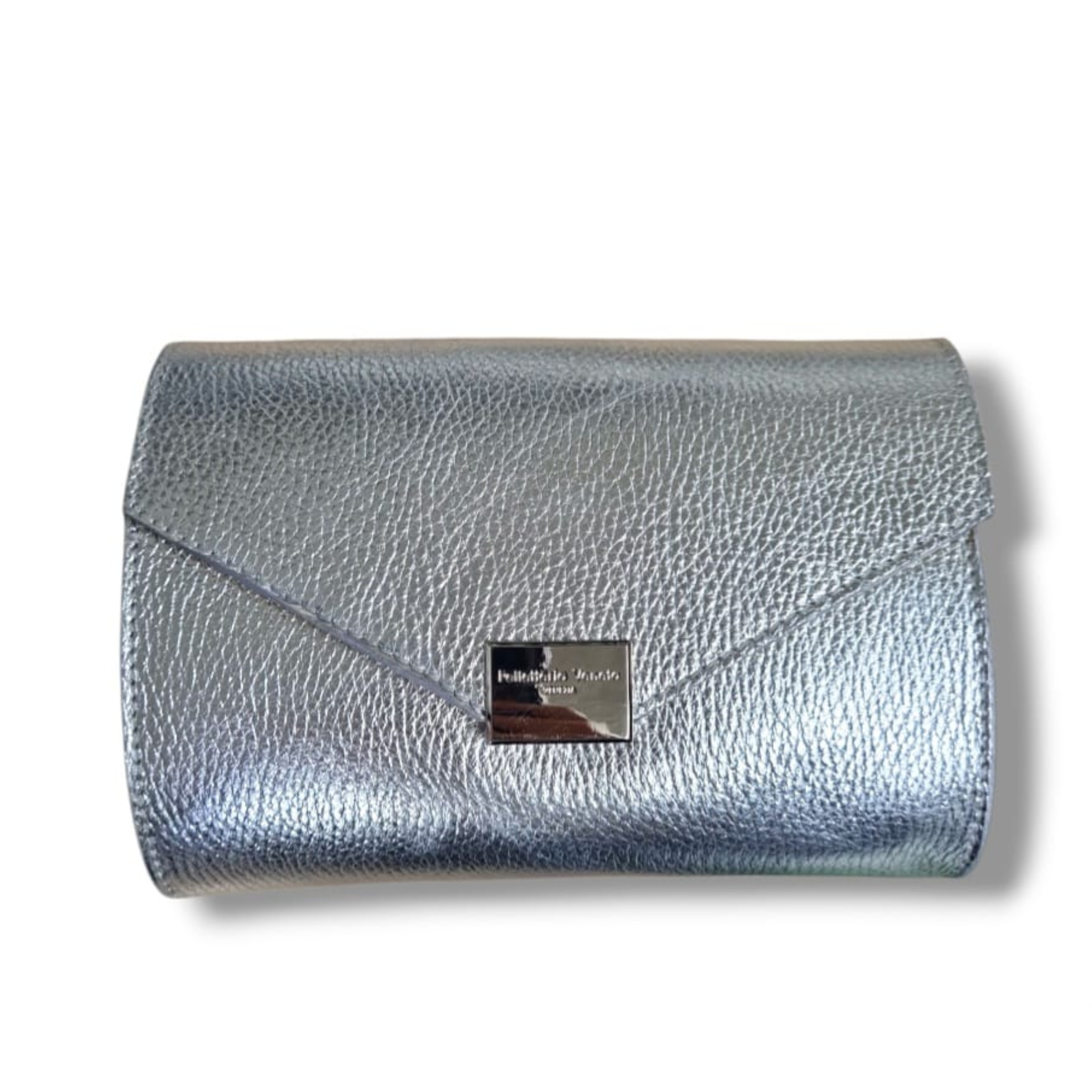 Clutch in pelle laminata argento, vista frontale con chiusura e dettagli