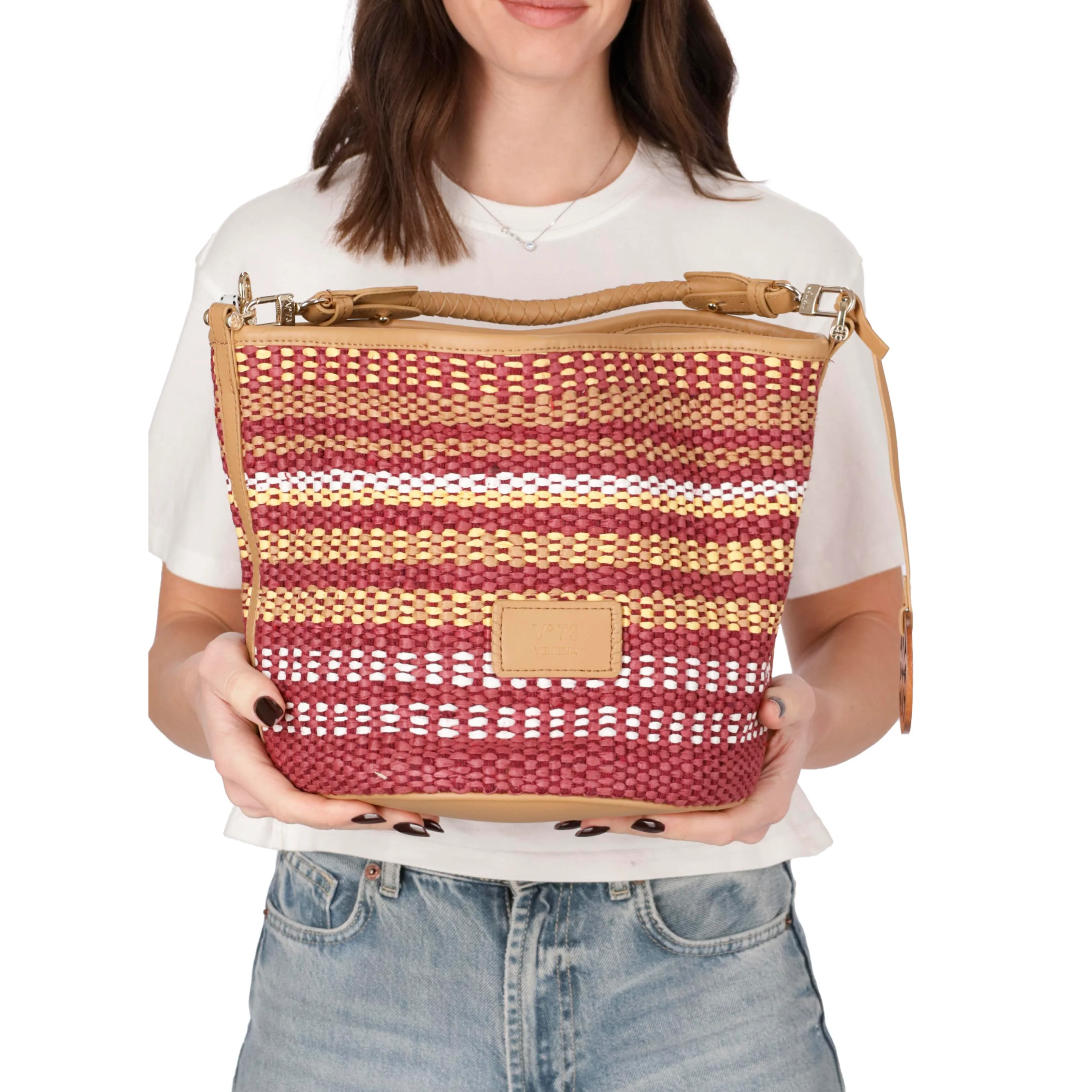 vâ°73 vâ°73 borsa sintetica donna stefanie 73bs8zl02 amarena - foto 1 Borsa sintetica donna Stefanie con trama in rosso e beige, indossata da modella