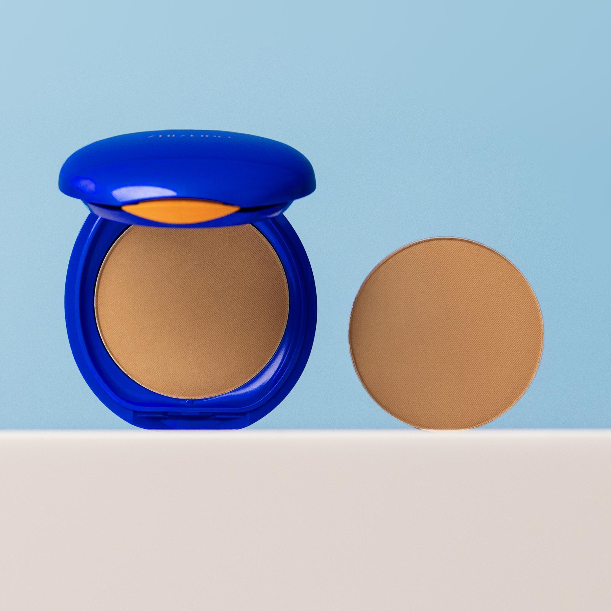 Fondotinta compatto Shiseido SPF60 con confezione blu e refill in polvere beige