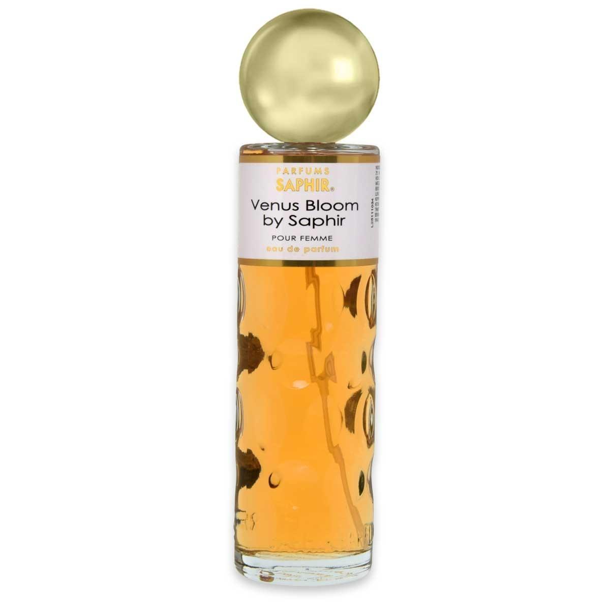 Flacone quadrato profumo Venus Bloom con tappo dorato, liquido ambra su sfondo bianco