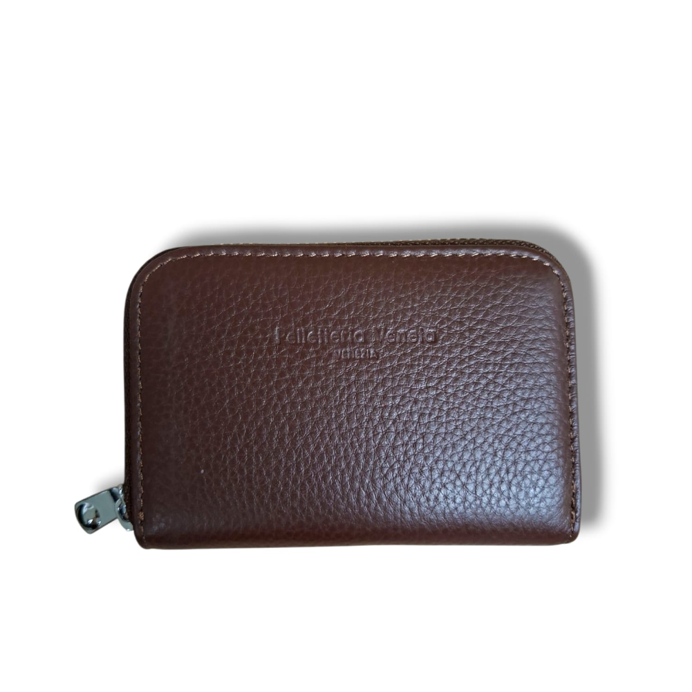 Porta tessere in pelle marrone scuro con chiusura zip laterale, vista frontale