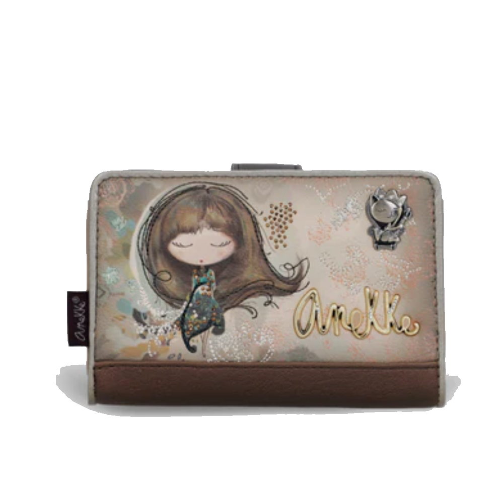 anekke anekke portafoglio sintetico 41709-902 - foto 1 Portafoglio sintetico bicolore beige e marrone con decorazioni grafiche, dettagli metallici e patch boho