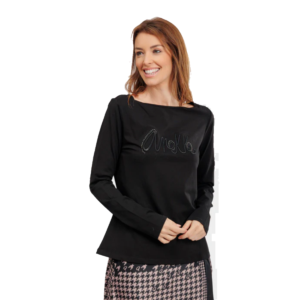 anekke anekke t-shirt manica lunga donna nero 41281-427 medium - foto 1 Donna che indossa t-shirt manica lunga nera ANEKKE con logo sul petto