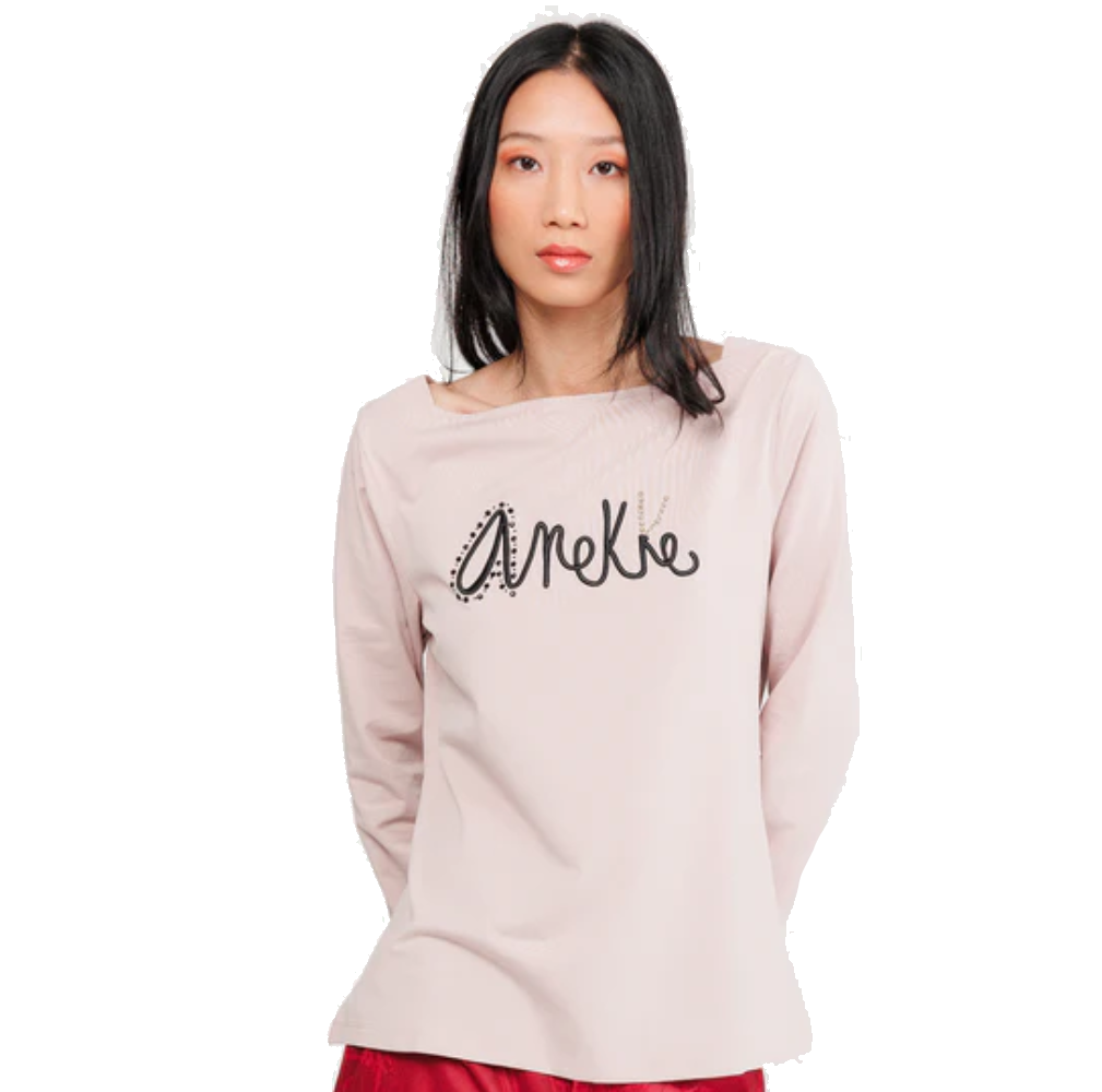 anekke anekke t-shirt manica lunga donna rosa 41281-429 medium - foto 1 Maglietta maniche lunghe rosa ANEKKE indossata, pantaloni rossi sfondo