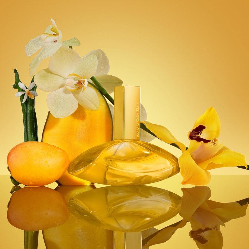 Flacone in ambiente con fiori e agrumi